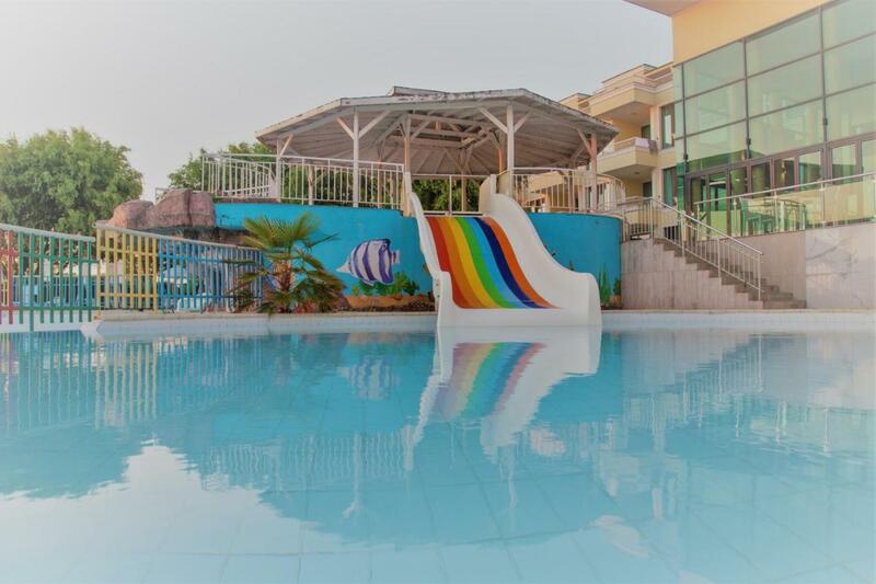 Perla Beach Club Hotel