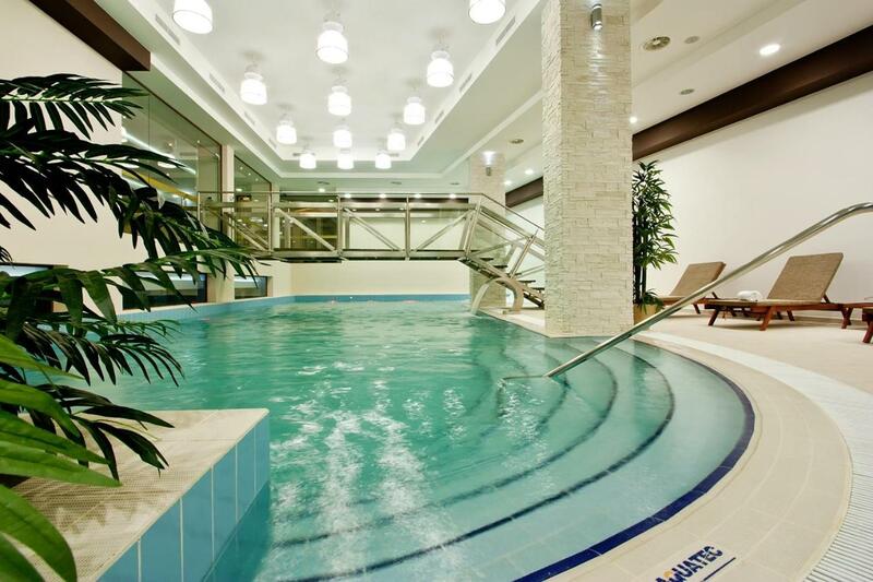 Earth and People Hotel